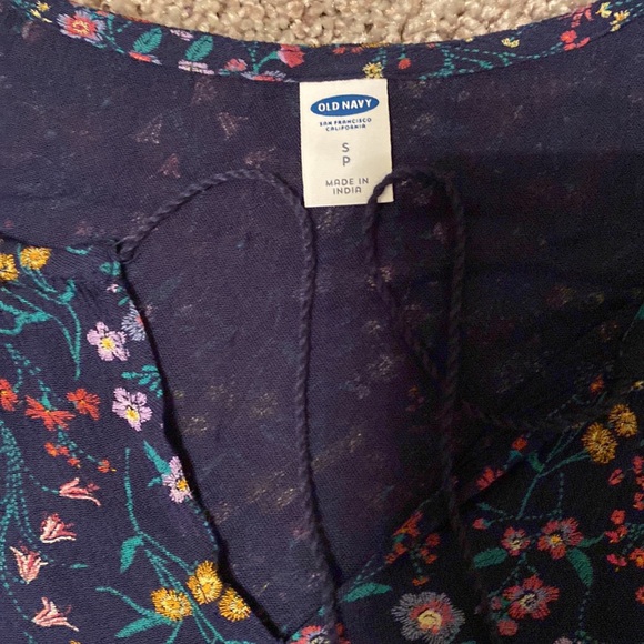 Old navy top - Picture 2 of 3